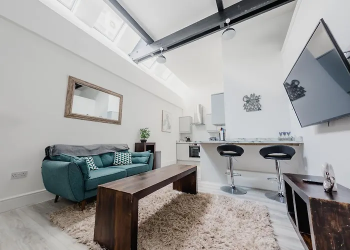 Hullidays-Theatre Hideout Apartment