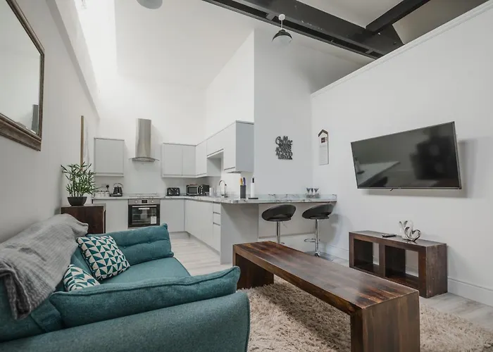 Hullidays-Theatre Hideout Apartment