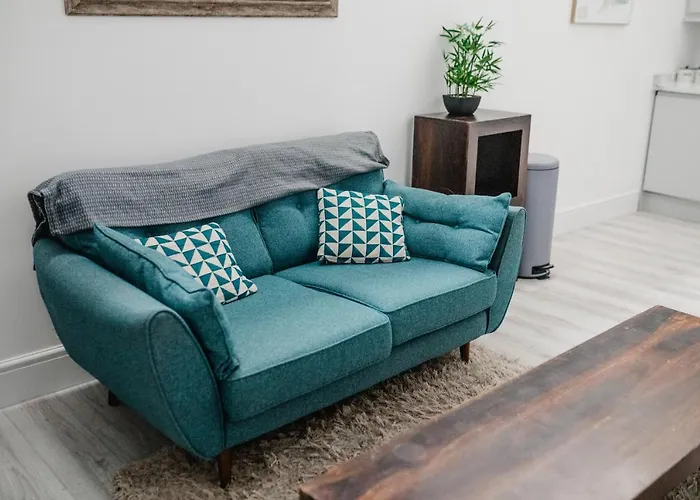 Hullidays-Theatre Hideout Apartment
